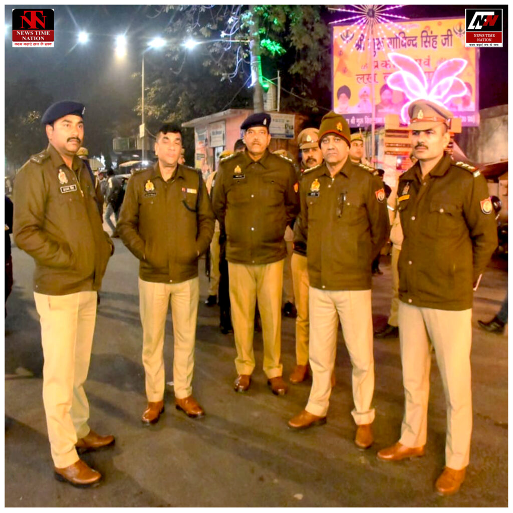 रामपुर: पुलिस अधीक्षक व अपर पुलिस अधीक्षक ने न्यायालय सुरक्षा का जायजा लेकर नगर क्षेत्र में की पैदल गश्त ! 1 14