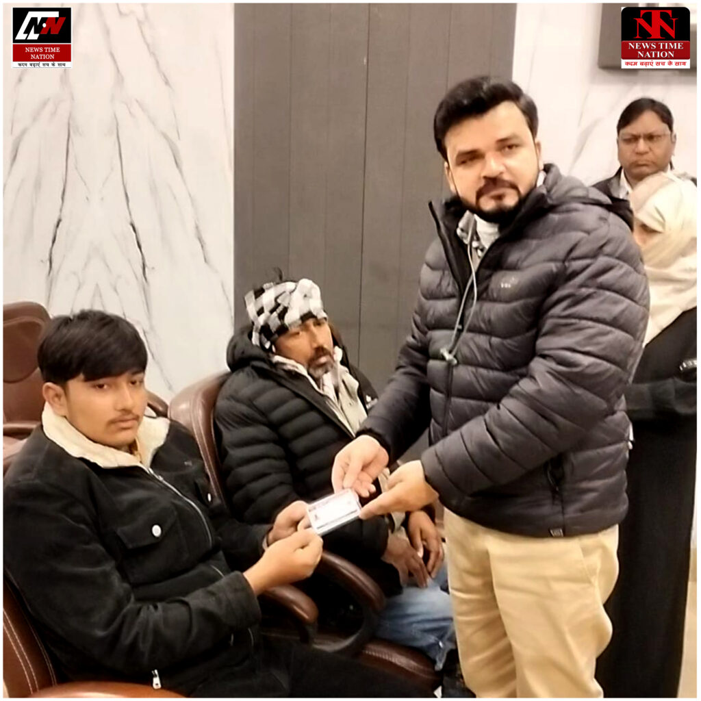 जनता दर्शन में जिलाधिकारी ने किया जनसमस्याओं का त्वरित निस्तारण, 5 लाभार्थियों को आयुष्मान कार्ड, जुबिया को ₹25 हजार सहायता ! 3 14 9