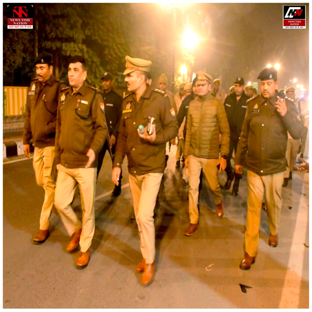 रामपुर: पुलिस अधीक्षक व अपर पुलिस अधीक्षक ने न्यायालय सुरक्षा का जायजा लेकर नगर क्षेत्र में की पैदल गश्त ! 3 15