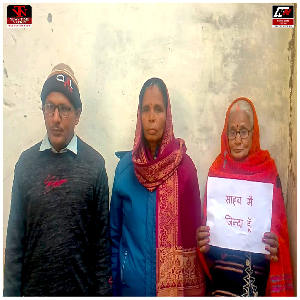 अमेठी में महिला ने तहसील में पोस्टर लगाकर न्याय की गुहार लगाई, जमीन हड़पने की साजिश का आरोप! 2 16 1