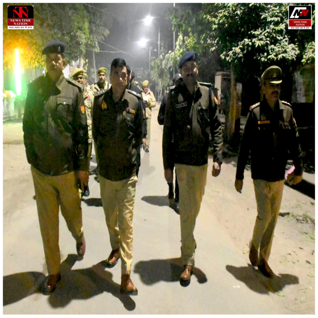 रामपुर: पुलिस अधीक्षक व अपर पुलिस अधीक्षक ने न्यायालय सुरक्षा का जायजा लेकर नगर क्षेत्र में की पैदल गश्त ! 2 16