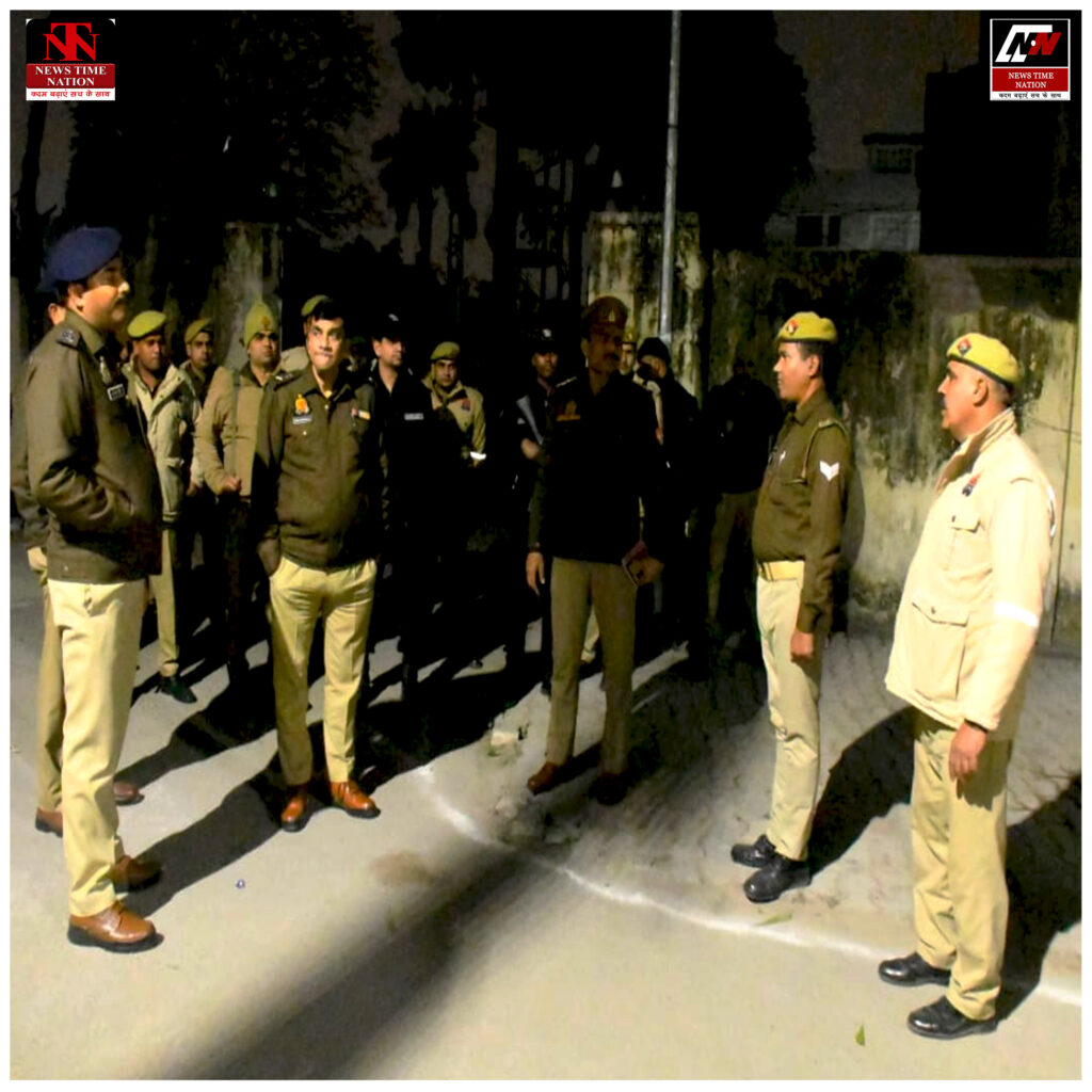 रामपुर: पुलिस अधीक्षक व अपर पुलिस अधीक्षक ने न्यायालय सुरक्षा का जायजा लेकर नगर क्षेत्र में की पैदल गश्त ! 4 17