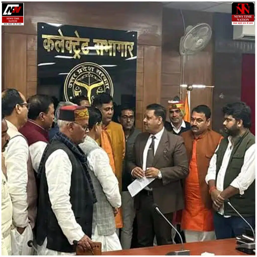 वोटर लिस्ट घोटाले का आरोप: अमेठी में BJP ने DM को सौंपा ज्ञापन, कांग्रेस पर गंभीर हमले ! 3 07