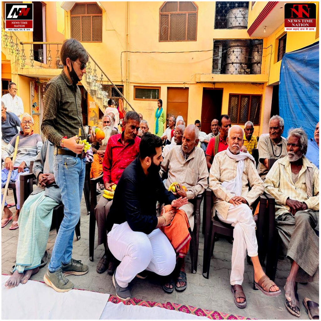 लखीमपुर खीरी: बुजुर्गों के बीच पहुँचे 'हरि ओम संस्थान' के सदस्य, फल बांटकर लिया आशीर्वाद ! 2 09 3