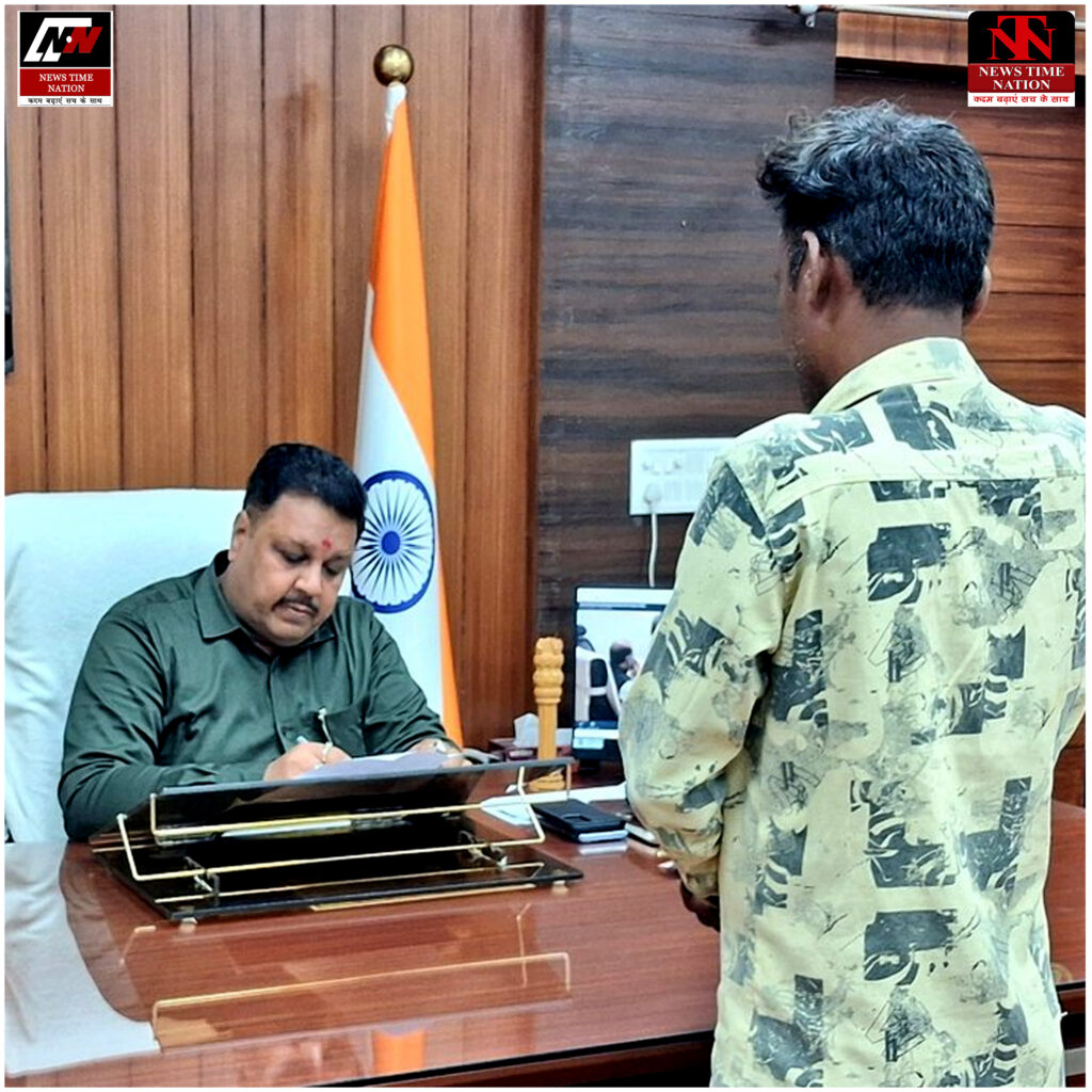 अमेठी: जिलाधिकारी संजय चौहान ने कलेक्ट्रेट में सुनी जन-शिकायतें; निस्तारण में लापरवाही पर अधिकारियों को दी सख्त चेतावनी ! 2 14 4