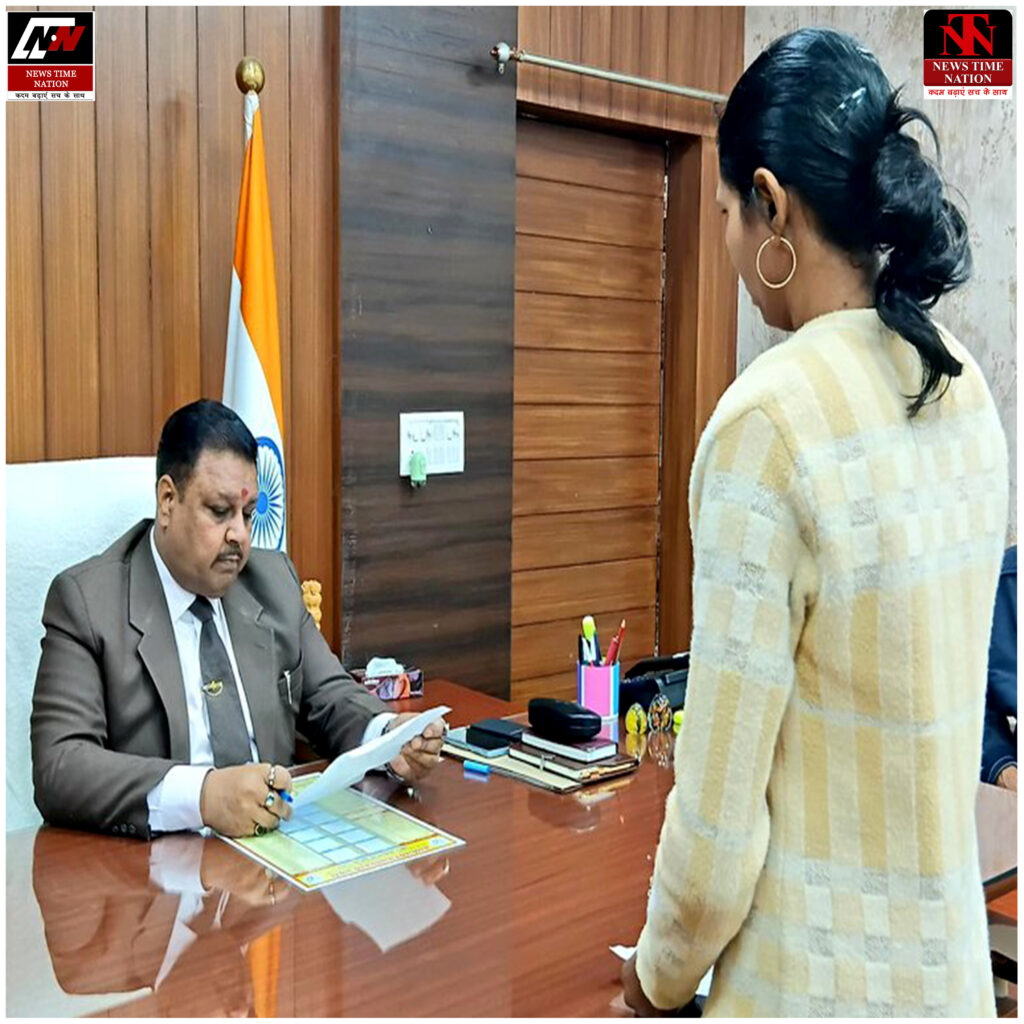 अमेठी में DM जनसुनवाई, जनता की समस्याएं सुनीं, अधिकारियों को गुणवत्तापूर्ण निस्तारण के सख्त निर्देश ! 1 20