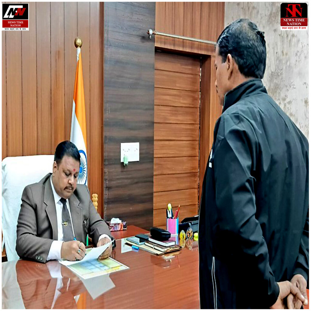 अमेठी में DM जनसुनवाई, जनता की समस्याएं सुनीं, अधिकारियों को गुणवत्तापूर्ण निस्तारण के सख्त निर्देश ! 2 21