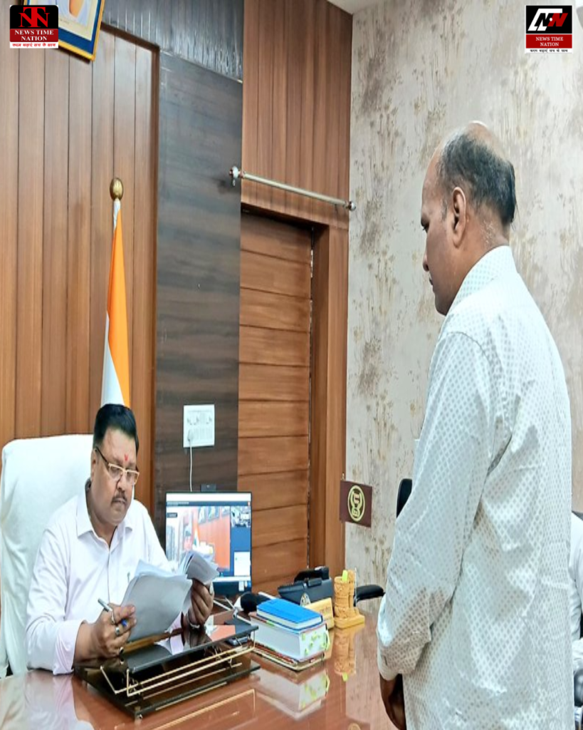 अमेठी: जिलाधिकारी संजय चौहान ने कलेक्ट्रेट में सुनी जन-शिकायतें; निस्तारण में गुणवत्ता और समयबद्धता के दिए सख्त निर्देश ! 1 Untitled design 1 1