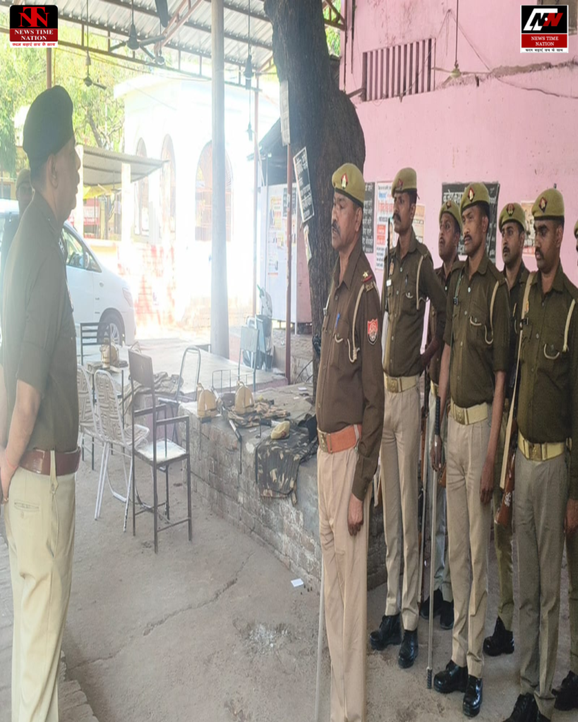 जालौन: पीएसी कमांडेंट अजीत कुमार सिन्हा ने कोंच में जवानों का किया निरीक्षण; सुरक्षा व्यवस्था पर जताई संतुष्टि ! 1 Untitled design 10